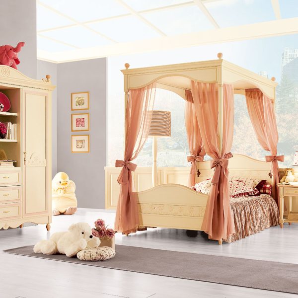 cameretta con letto a baldacchino