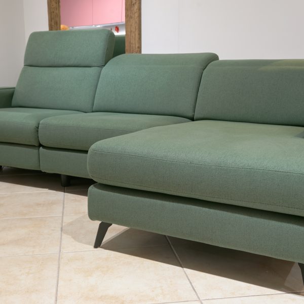 Divano mod. Christopher (tre posti con una seduta relax e chaise longue) - LeComfort