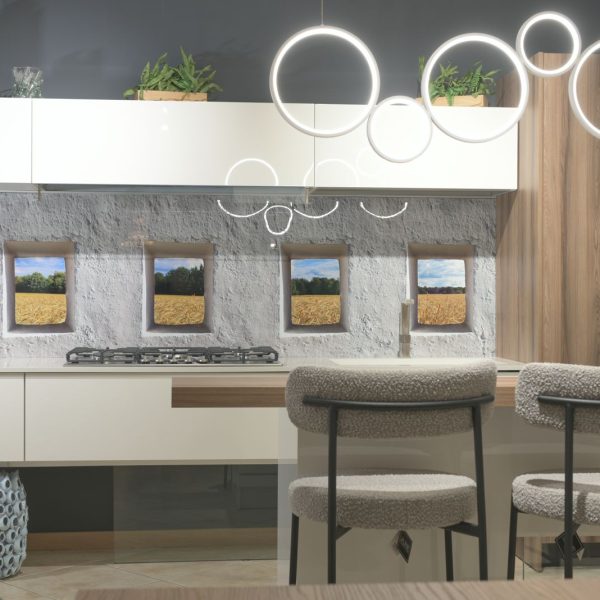 Cucina Arrex laccata lucida bianca con top in quarzo – Design Caiazzo Design (elettrodomestici inclusi)